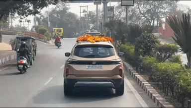 इंदौर एयरपोर्ट : बड़े भैया चंद्रशेखर आजाद जी ।