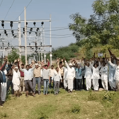 राजगढ़: पालपुर के ग्रामीणों ने टहला के बिजली घर पर रात्रि में थ्री फेस लाइट देने की मांग को लेकर किया धरना