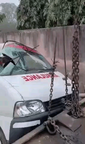 बहरोड़: बहरोड़ में NH-48 पर एंबुलेंस पलटी, ड्राइवर घायल, दिल्ली-जयपुर हाईवे पर कुछ देर रहा यातायात बाधित