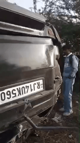 बस्सी: बस्सी क्षेत्र में जटवाड़ा चौकी के सामने दोसा से जयपुर की तरफ जा रही तेज़गति से स्कॉर्पियो गाड़ी खाई में पलट गई