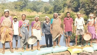महाड: रायगड जिल्ह्यातील ग्रामपंचायतींची जलसमृद्धीच्या दिशेने वाटचाल एकाच दिवशी 778 ठिकाणी केली वनराई बंधारे उभारणी