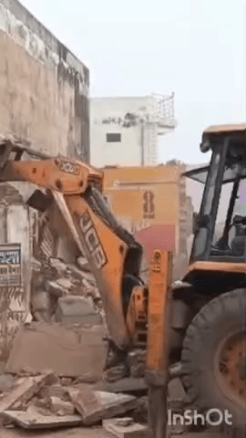 भरतपुर: भरतपुर नगर निगम ने अतिक्रमण पर चलाया पीला पंजा, गोवर्धन गेट के समीप दुकानों को जेसीबी से तोड़ा गया