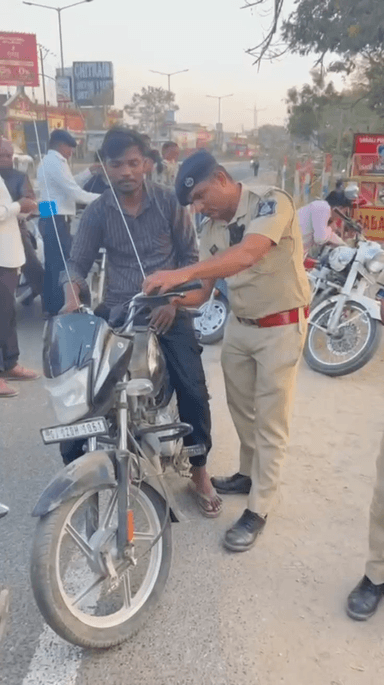 વડાલી: શહેર પોલીસે ઉતરાયણ પૂર્વે વિશેષ અભિયાન શરૂ કર્યું:પતંગની દોરીથી બચાવવા દ્વિચક્રી વાહનો પર સેફ્ટી ગાર્ડ લગાવ્યા