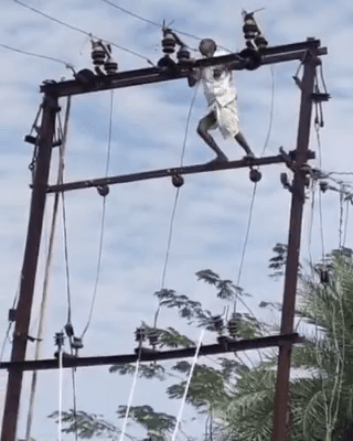 శంకరంపేట ఏ: హనుమంతపూర్ రైతులతోనే విద్యుత్ మరమ్మతులు చేయిస్తున్న విద్యుత్ అధికారులు