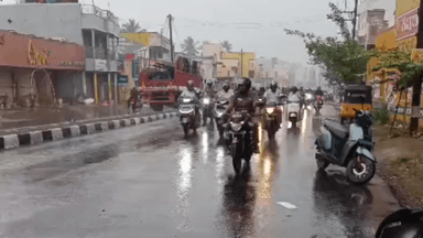 அரூர்: அரூர் சேலம் சாலையில் தலைகவசம் அணிவதன் அவசியம் குறித்து போலிசார் வாகன பேரணி விழிப்புணர்வு