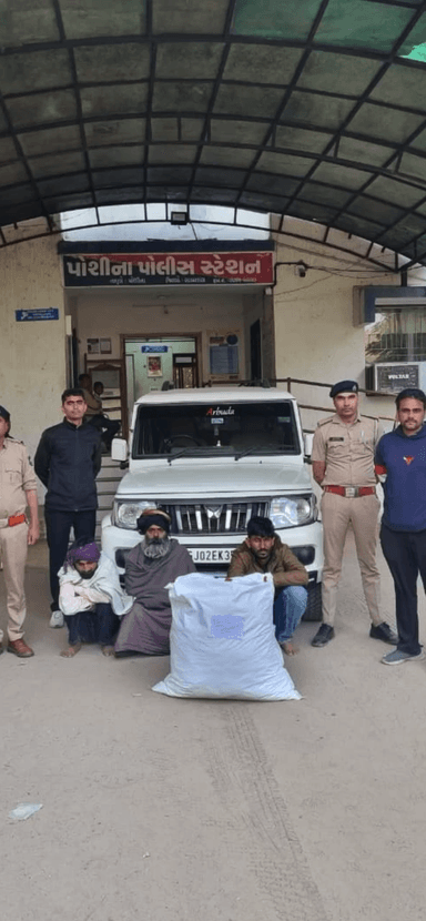 પોશીના: પોશીના પોલીસે બોલેરો ગાડીમાં ગાંજાની હેરાફેરી કરતા ત્રણ શખ્સોને ઝડપી ૯.૫૪ કિલો ગાંજા સહિત ૮ લાખથી વધુનો મુદ્દામાલ જપ્ત કર્યો.