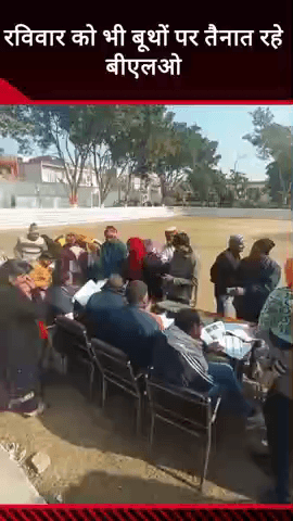 मवाना: एस आई आर फॉर्म को लेकर बूथों पर तैनात रहे बीएलओ, छह नंबर फॉर्म भरने के बाद दी गई मतदाताओं को जानकारी