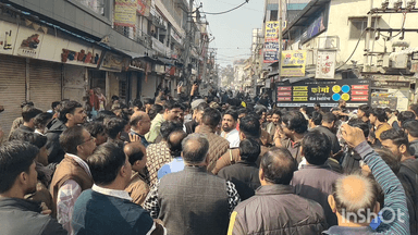 भीलवाड़ा: अतिक्रमण और ट्रैफिक से त्रस्त आजाद चौक के व्यापारियों ने दुकानें बंद रखकर प्रदर्शन किया, कलेक्ट्रेट के बाहर हनुमान चालीसा का पाठ