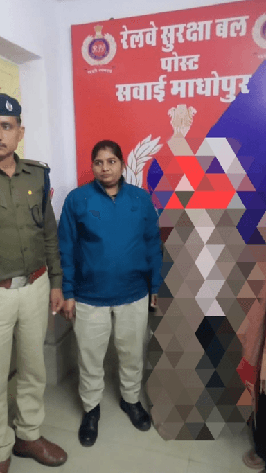 इंद्रगढ़: इंद्रगढ़ स्टेशन पर लावारिस मिली नाबालिग बालिका को नन्हे फरिश्ते अभियान के तहत RPF ने चाइल्डलाइन को सौंपा