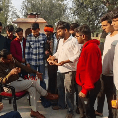 मुंडावर: मातोर गांव के समीप कुएं में गोवंशों के अवशेष मिलने पर गौ रक्षक सदस्य और ग्रामीणों ने थाना अधिकारी को दी शिकायत