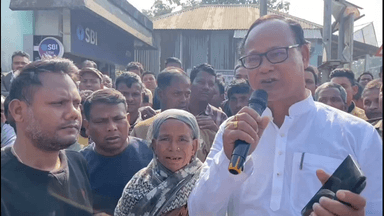 সীতাই: ভোটার তালিকায় জীবিতকে 'মৃত' দেখানোর অভিযোগ, মহিলাকে পাশে রেখে সিতাইয়ে সাংসদের তীব্র প্রতিবাদ