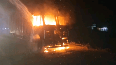 सुमेरपुर: सांडेराव NH 62 पर चलती ट्रक में लगी भीषण आग, कई दमकलों ने कड़ी मशक्कत से आग पर पाया काबू, लाखों के नुकसान का अनुमान