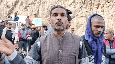 भराड़ी: बाग़छल पुल के पास टिप्पर चालक की मौत मामले में परिजनों ने कंपनी पर ओवरलोडिंग मिट्टी भेजने को लेकर उठाए सवाल