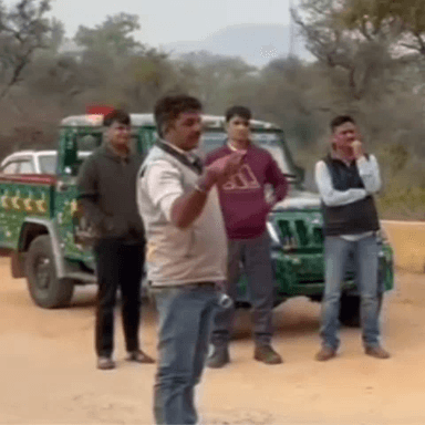 थानागाजी: अकबरपुर में वन कर्मचारी के साथ मारपीट के मामले में वन कर्मियों ने सरिस्का गेट पर धरना दिया, कार्रवाई की मांग की