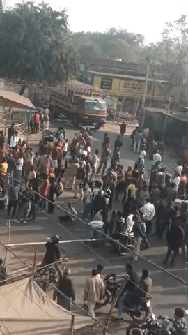 mamakudher me hui ladhai jaat jaat ke bich me ghar guse ke kisi ne pita to kisi ne male me aam janta bhi hue pareshan