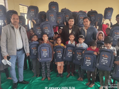 उच्चैन: रात के शहीद रामबाबू उच्च माध्यमिक विद्यालय में बैग वितरित किए गए