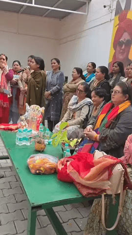 प्रीत विहार: केंद्रीय राज्य मंत्री की पत्नी बबीता मल्होत्रा और पार्षद मुनेश ने दल्लुपुरा में महिलाओं को सेनेटरी पैड वितरित किए