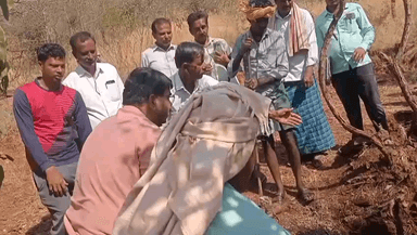 ಜಗಳೂರು: ಚಳ್ಳಕಟ್ಟೆ ಗುಡ್ಡದಲ್ಲಿ ಮನರೇಗಾ ಕಾರ್ಮಿಕರ ಜೊತೆ ಹಾರೆ, ಪುಟ್ಟಿ ಹಿಡಿದು ಕೆಲಸ ಮಾಡಿದ ಜಿ ಪಂ ಸಿಇಓ ಮಾಧವ