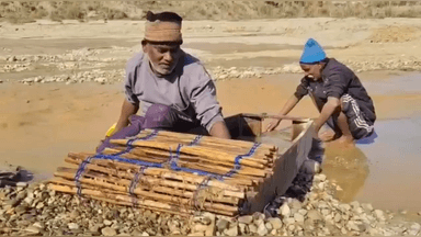 जगाधरी: यमुनानगर: बोली नदी में जलस्तर घटते ही सोने के कण निकालने में जुटे कारीगर