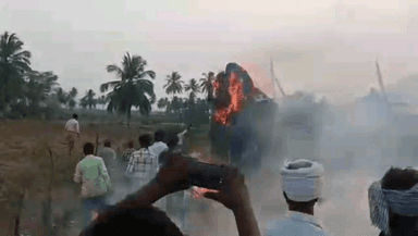 ಕೊಳ್ಳೇಗಾಲ: ಕೊಳ್ಳೇಗಾಲದಿಂದ ಪೆದ್ದನಪಾಳ್ಯಕ್ಕೆ ಈಚರ್ ವಾಹನದಲ್ಲಿ ತುಂಬಿಕೊಂಡು ತೆರಳಿದ ಮೇವು ಬೆಂಕಿಗೆ ಆಹುತಿ