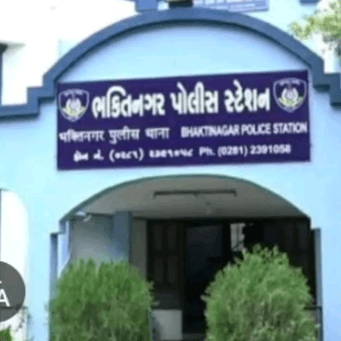 રાજકોટ: વૃંદાવન એપાર્ટમેન્ટમાંથી જુગાર રમતા મહિલા સહિત છ શખ્સોને ઝડપી પાડતી ભક્તિનગર પોલીસ