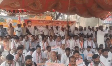 శంకరంపేట ఏ: మెదక్ రాందాస్ చౌరస్తా వద్ద కాంగ్రెస్ పార్టీ ధర్నా పాల్గొన్న జిల్లా అధ్యక్షుడు ఆంజనేయులు గౌడ్