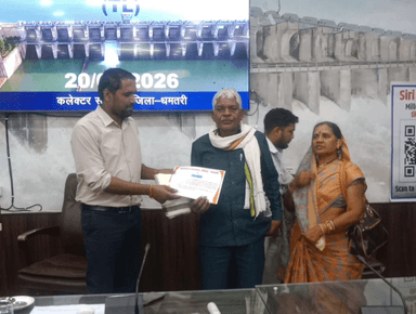 कुरूद: बच्चों समेत कुएं में गिरी ऑटो के सात लोगों की जान बचाने वालों का कलेक्टर ने किया सम्मान, रिवर्स लेते समय हुआ था हादसा