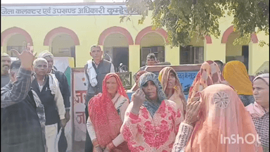 कुम्हेर: कुम्हेर उपखंड के गांव परेरा के लोगों ने चंबल के पानी की मांग को लेकर उपखंड कार्यालय के सामने मटका प्रदर्शन किया