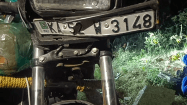 ದೊಡ್ಡಬಳ್ಳಾಪುರ: ಸಕ್ಕರೆ ಗೊಲ್ಲಹಳ್ಳಿ ಬಳಿ ವಿದ್ಯುತ್ ಕಂಬಕ್ಕೆ ಬೈಕ್ ಡಿಕ್ಕಿ ಬೈಕ್ ಸವಾರರಿಗೆ ಗಂಭೀರ ಗಾಯ ಆಸ್ಪತ್ರೆಗೆ ದಾಖಲು