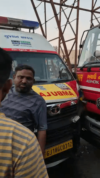 ભચાઉ: કસ્ટમ ચાર રસ્તા પાસે 108 અને ફાયર વાહન સામ સામે અથડાયા