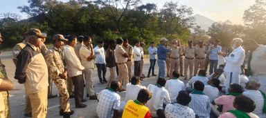 ಹನೂರು: ಮಹದೇಶ್ವರ ಬೆಟ್ಟ ಪಾದಯಾತ್ರೆಯಲ್ಲಿ ಚಿರತೆ ದಾಳಿ ವ್ಯಕ್ತಿ ಬಲಿ ಹಿನ್ನೆಲೆ – ತಾಳಬೆಟ್ಟದಲ್ಲಿ ರಸ್ತೆ ತಡೆ ಪ್ರತಿಭಟನೆ