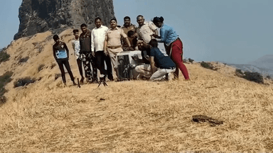 त्र्यंबकेश्वर: जखमी गिधाडाने उपचारानंतर अंजनेरी गडावरून घेतली आकाशात उंच भरारी , वनविभागाची तत्परता