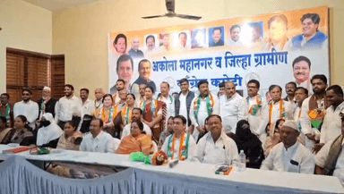 अकोला: काँग्रेसच्या नवनिर्वाचित 21 नगरसेवकांचा स्वराज्य भवन येथे केला काँग्रेसच्या महाराष्ट्र प्रभारी चौधरी यांनी सत्कार.