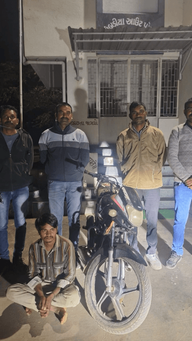 ખેડબ્રહ્મા: ખેરોજ પોલીસે ચોરીના મોટરસાયકલ સાથે રાજસ્થાનના શખ્સને ઝડપી પાડ્યો.