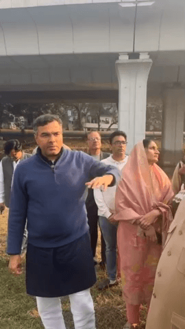 प्रीत विहार: केंद्रीय राज्य मंत्री हर्ष मल्होत्रा और मंत्री प्रवेश साहब सिंह ने बारापूला फ्लाईओवर के नीचे नाले का दौरा किया