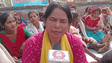 କେନ୍ଦ୍ରାପଡା: ଲାଟିନ ଟାଙ୍କି ନିର୍ମାଣକୁ ନେଇ ବିବାଦ,ଜିଲାପାଳ ଅଫିସ ଆଗରେ ଧାରଣା ଦେଇ ପ୍ରତିକ୍ରିୟା ରଖିଲେ ମହିଳା ଅଧିବାସୀ