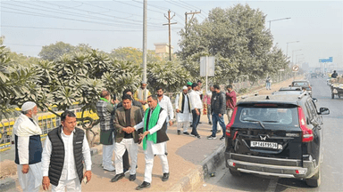 @नोएडा से @मेरठ जाते समय, @गाजियाबाद में @भारतीय_किसान_संगठन कार्यकर्ताओं से संगठनात्मक चर्चा।
While going from #Noida to #Meerut, organizational discussion with #Bharatiya_Kisan_Sangathan workers in #Gh