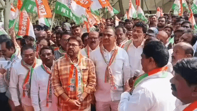 సంగారెడ్డి: సంగారెడ్డి పట్టణంలో తమ సమస్యలు పరిష్కరించాలని కోరుతూ విద్యుత్ ఉద్యోగుల ధర్నా