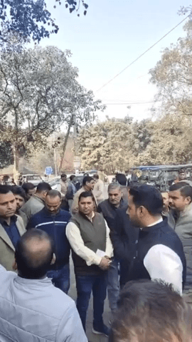 प्रीत विहार: त्रिलोकपुरी: विधायक रविकांत ने अधिकारियों संग घर-घर जाकर सुनी जनता की समस्याएं