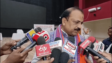 ବରଗଡ: ପ୍ରଥମ ଥର ପାଇଁ ରାଜ ରାସ୍ତାରେ ପ୍ୟାରେଡ ହେବାକୁ ଥିବା ନେଇ ବରଗଡ଼ ବିଧାୟକ ଯଦୁମଣି ପ୍ରଧାନ ଅଡିଟୋରିୟମ ଠାରେ ରଖିଲେ ପ୍ରତିକ୍ରିୟା