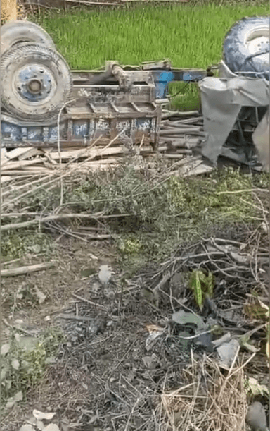 सोनबरसा: सोनबरसा-सीतामढ़ी मार्ग पर लकड़ी से लदा ट्रैक्टर पलटा, चालक घायल