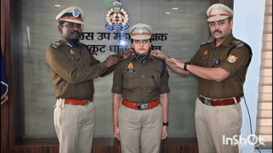 बांदा: आईपीएस मेविश टॉक को बनाया गया अपर एसपी, DIG और SP ने ख़ाकी में लगाया अशोक स्तंभ