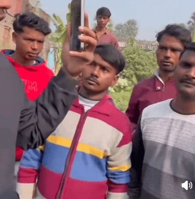 भगवानपुर: सोशल मीडिया पर वीडियो वायरल: भगवानपुर बाजार में कोचिंग छात्रों के दो गुटों में जमकर मारपीट