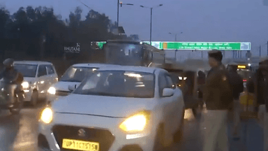 साकेत: दिल्ली में गणतंत्र दिवस 2026 से पहले अक्षरधाम के पास वाहनों की जांच की गई