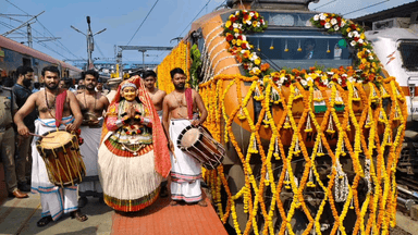 Adding colour and culture to the moment, classical Kerala dancers posed beside the beautifully adorned #AmritBharatExpress train at Thiruvananthapuram Station, Kerala.
#AmritBharatExpress4Kerala