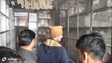 मौजमाबाद: आलीसर मुख्य बस स्टैंड पर स्थित दुकान में लगी भीषण आग, लाखों रुपए का सामान जलकर हुआ राख