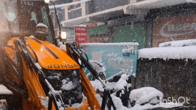 मनाली: मनाली नगर परिषद क्षेत्र में हाल ही में हुई भारी बर्फबारी के बाद बर्फ हटाने का कार्य तेज किया गया