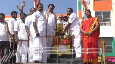 திருச்சி: மாவட்ட காங்கிரஸ் கட்சியின் புதிய தலைவராக அறிவிக்கப்பட்டவர்கள் காந்தி மற்றும் அண்ணா சிலைக்கு மாலை அணிவித்து மரியாதை செலுத்தினர்