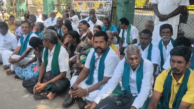 திருச்சி: மோடியை கண்டித்து ஆட்சியாகம் அருகே தேசிய தென்னிந்திய விவசாயிகள் சங்கத்தினர் காத்திருப்பு போராட்டத்தில் ஈடுபட்டு வருகின்றனர்