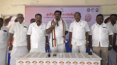 திருச்சி: காங்கிரஸ் கட்சியின் புதிய மாவட்ட தலைவர்கள் கட்சி அலுவலகத்தில் பொறுப்பேற்றுக் கொண்டனர் காங்கிரஸ் கட்சியினர் வாழ்த்து தெரிவித்து மலர்மாலை அணிவித்தனர்